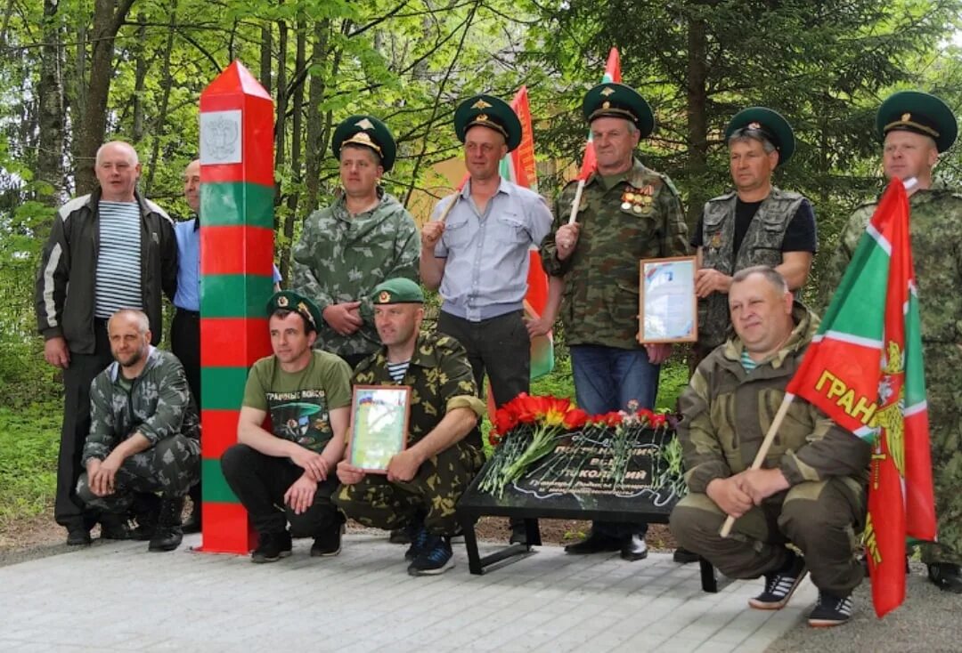 Подслушано холм новгородской области в контакте. Холм Новгородская область. Холм Новгородской области памятник Павлу Калитину. Библиотека в Холме Новгородской. Воинская часть холм Новгородской области.