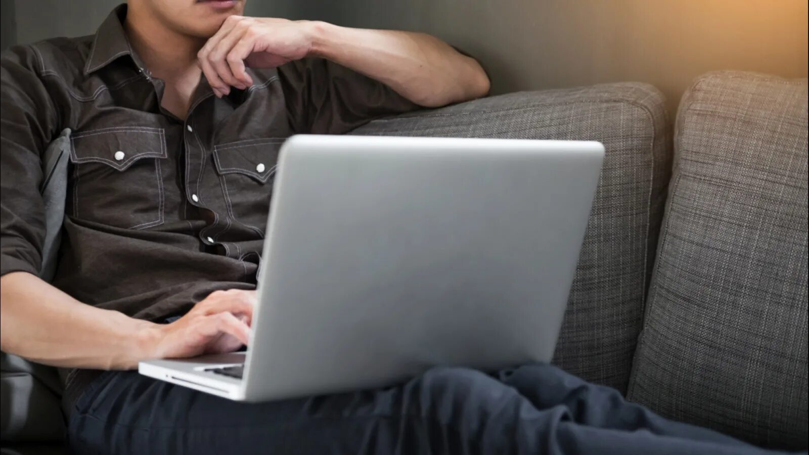 Человек с ноутбуком. Человек с ноутбуком. Сижу ноутбуки. Мужчина с ноутбуком. Человек за компьютером.