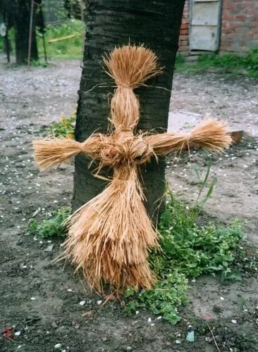 Чучело из сена на масленицу. Чучело из соломы. Масленичное чучело из соломы. Пугало из соломы. Чучело из соломы на Масленицу.