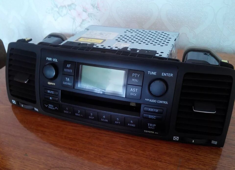 Toyota corolla 2004 магнитола. Автомагнитола для toyota corolla e120. Штатная автомагнитола тойота королла 120. Автомагнитола тойота королла 120. Магнитола на тойота королла 120 кузов.