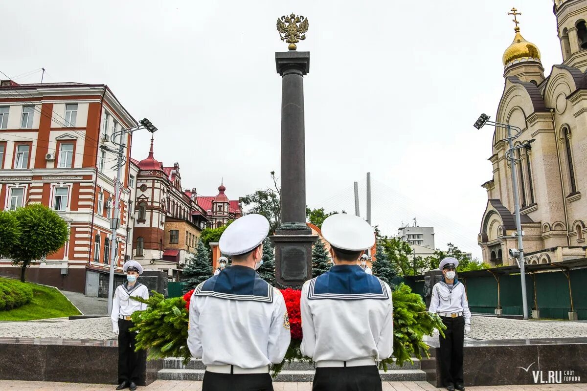 В каком году основан владивосток. Стелла владивосток город воинской славы. стела во владивостоке город герой. места воинской славы во владивостоке. стела основателям города владивосток.