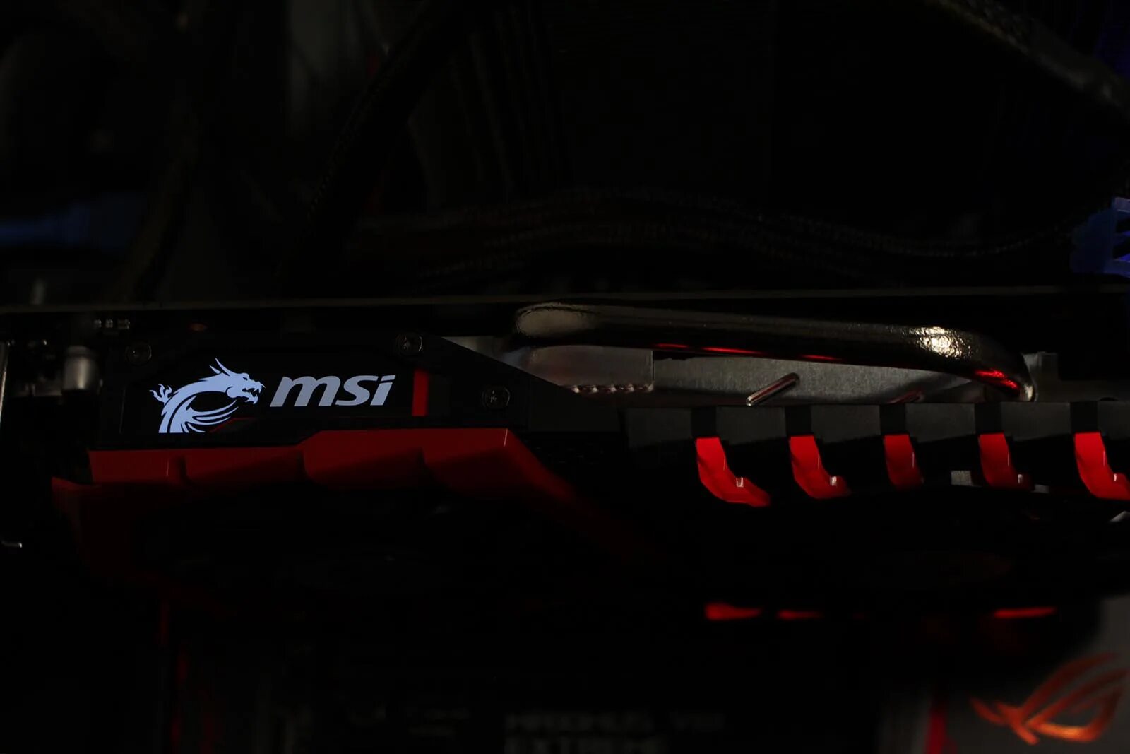 Msi подсветка кулеров. MSI 1050 ti подсветка. GTX 1050 ti MSI С подсветкой. Корпус MSI С подсветкой. MSI Gaming x 1050ti подсветка.