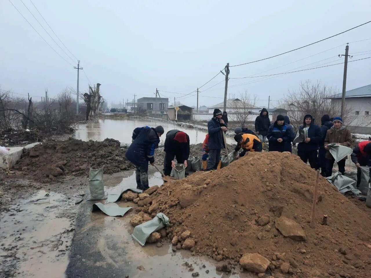 Казахстан потоп сегодня. Наводнение в Туркестанской области. Наводнение в Казахстане. Паводок. Туркестанская область паводки.