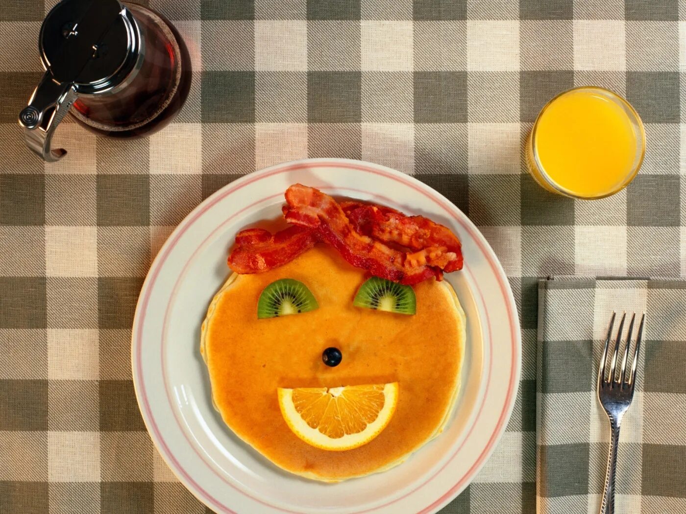 Хорошо пообедать. Веселый завтрак. Позитивный завтрак. Завтрак для детей. Завтрак школьника.