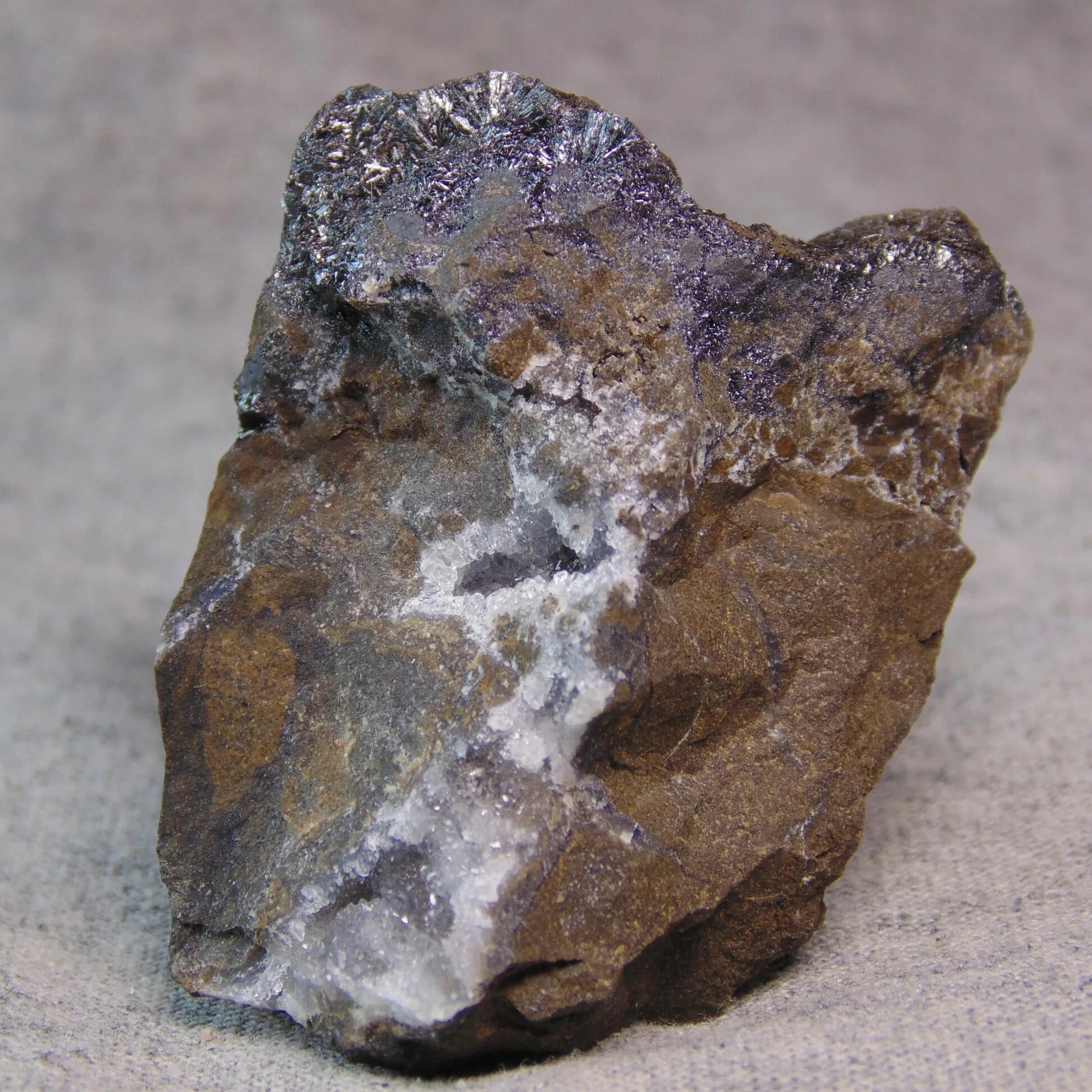 Марганец гаусманит. Сидерит минерал. Марганцевая руда минерал. Карбонатная марганцевая руда.