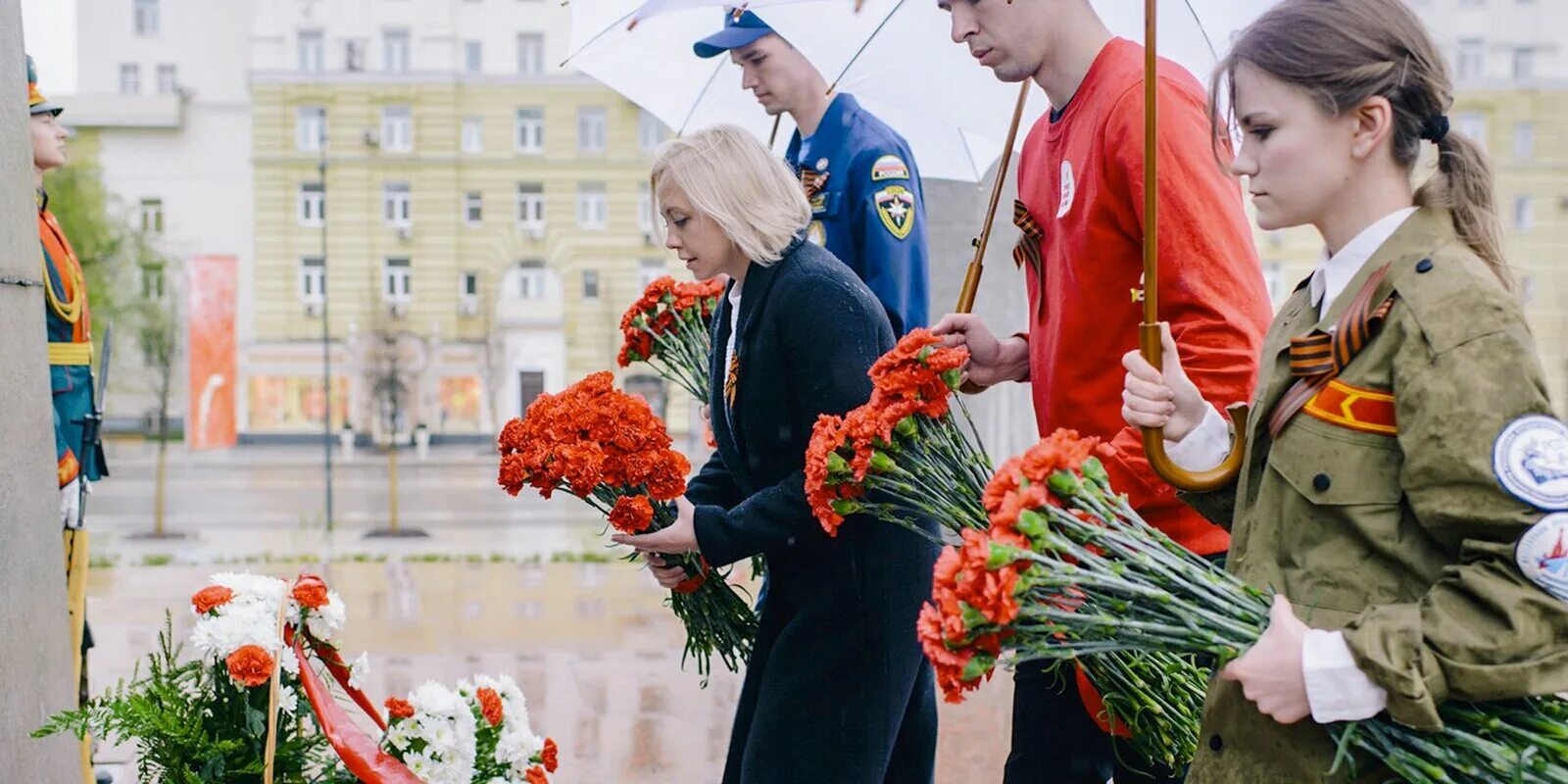 Цвета дня победы. Цветы ветеранам. Цветы на 9 мая. Цветок день Победы. Возложение цветов 9 мая 2022 в Москве.