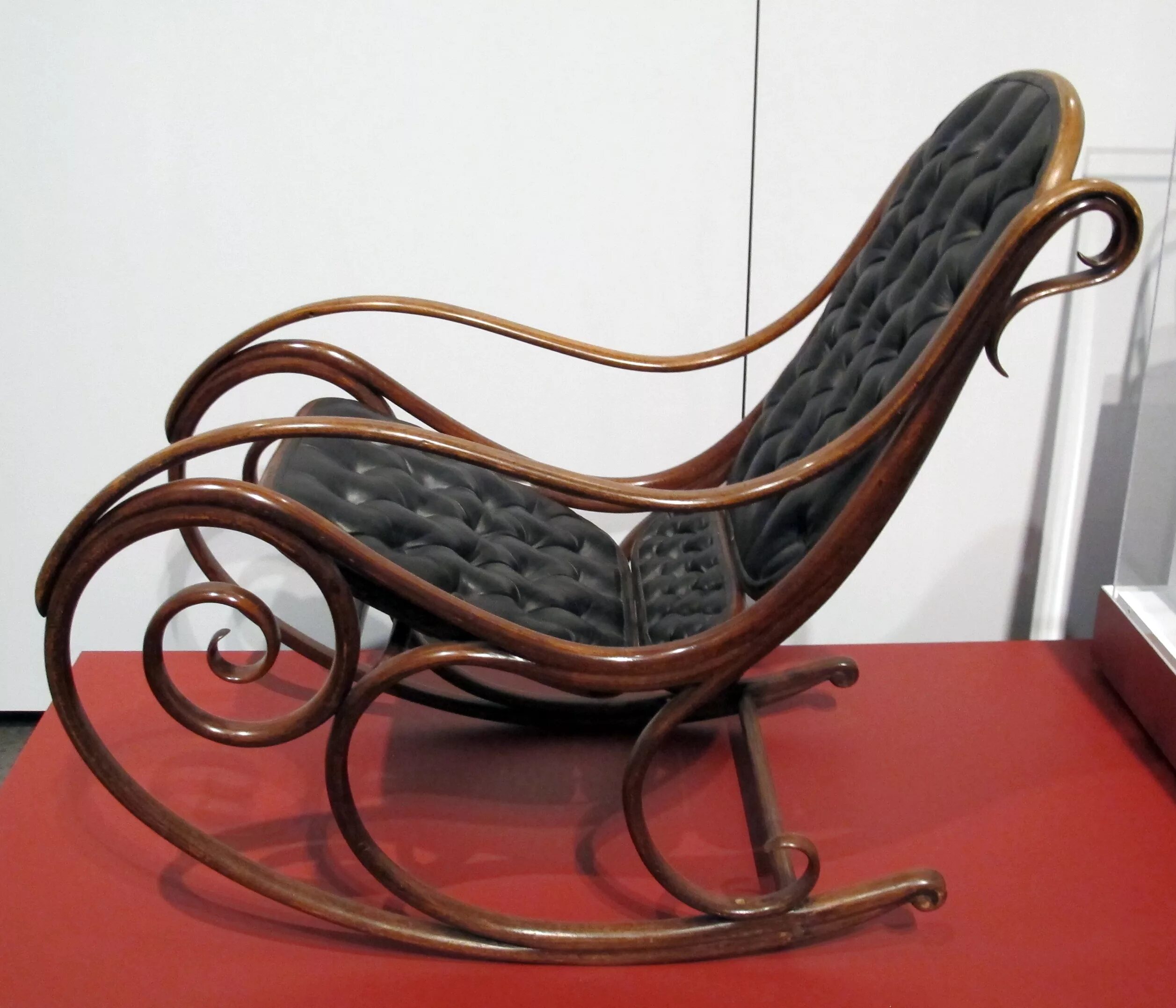 Кресло гнутое. Кресло качалка Thonet. Michael Thonet. Кресло качалка Михаэля Тонета. Кресло Thonet 19 век.