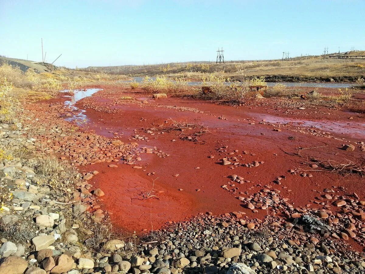 Река Далдыкан в Норильске. Кровавая река Далдыкан Норильск. Река Далдыкан в Норильске окрасилась в красный цвет. Красная река Далдыкан.