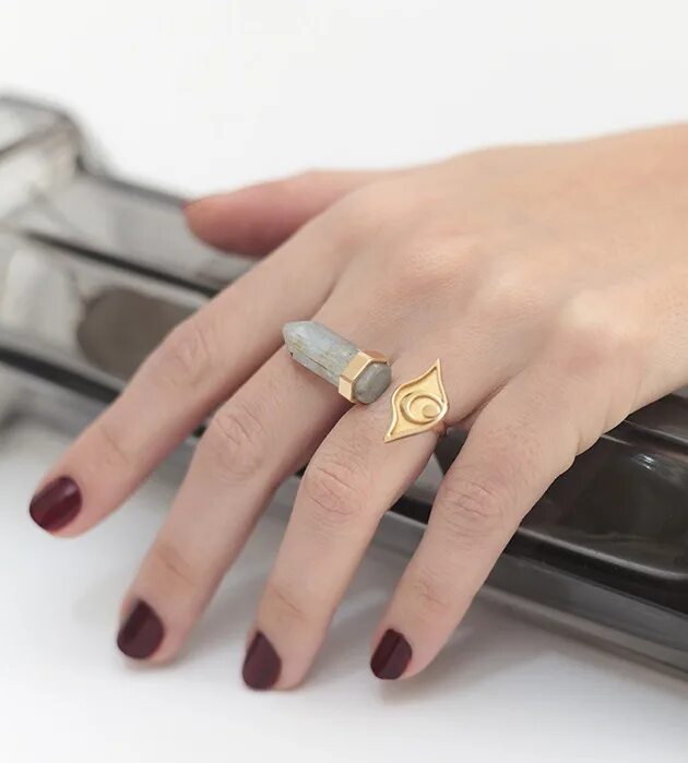 Кольцо изменяется. Уменьшение кольца. Ужать золотые кольца. Золотое кольцо в кольце для уменьшения размера. Изменение размера кольца.