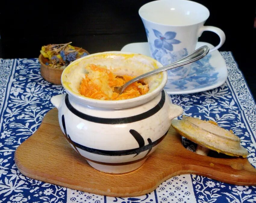 кукурузная каша в горшочке. содержимое сковороды переложить в горшочек. кукурузная каша в духовке в горшочке на молоке. кукурузная каша в горшочке. кукурузная каша в горшочке в духовке.