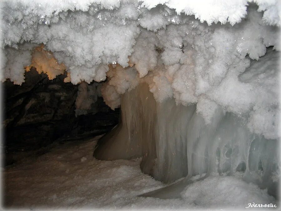 сталактит сталагмит сталагнат. поднимающийся известковый нарост на дне пещеры. сталактит сталагмит сталагнат. пещера со сталактитами. поднимающийся известковый нарост на дне пещеры.