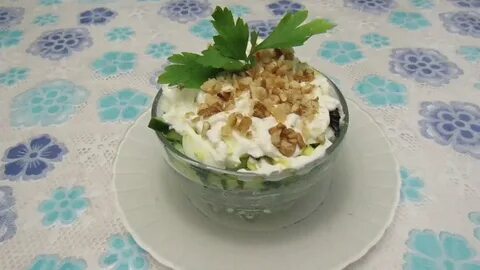 Салат коктейль с курицей и фруктами