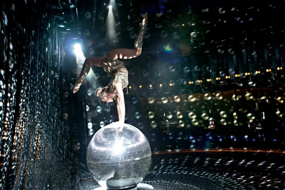 Лайвболл зеркало. Девушка на шаре. Девушка на зеркальном шаре. Девушка на шаре шоу. Девушка на шаре цирк.