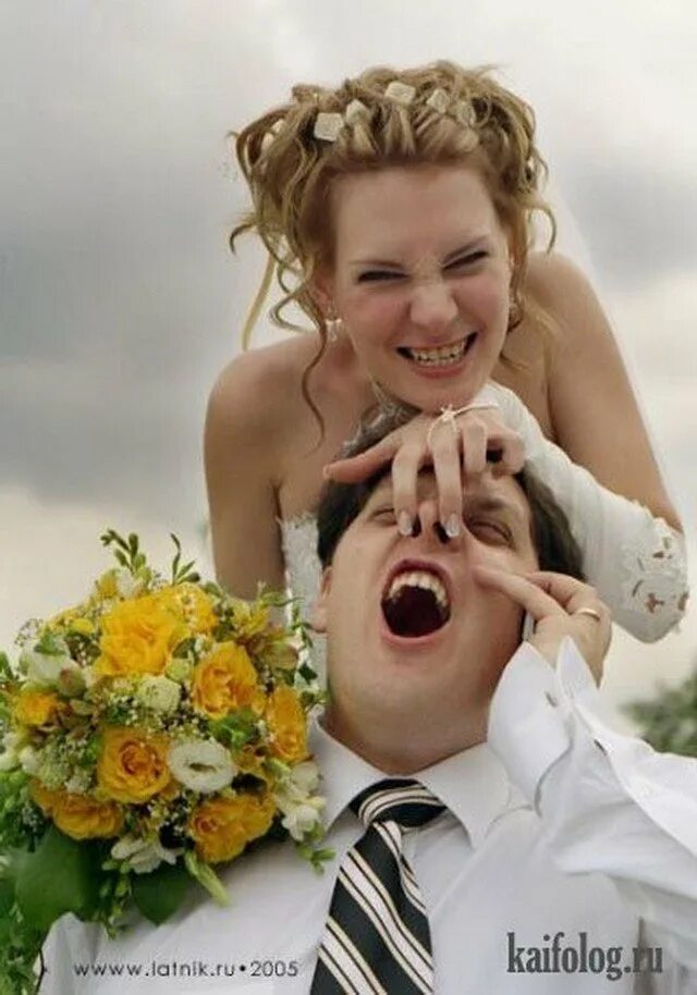 Жених юмор. Смешные Свадебные фотосессии. Смешной жених. Смешные невесты. Прикольные жених и невеста.