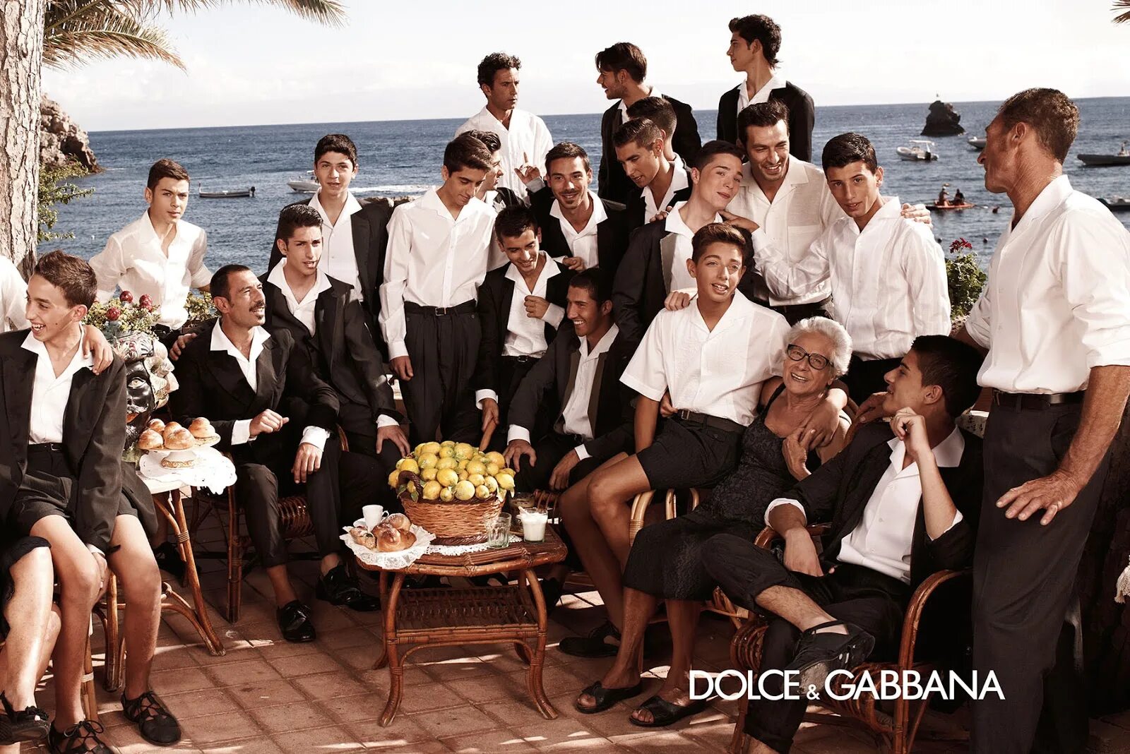 Огромная итальянская семья. Моника беллуччи в кампании dolce&amp;gabbana s/s 2013. Итальянская семья дольче габбана фотосессии. Бьянка балти дольче габбана семья. Моника беллуччи итальянская семья.