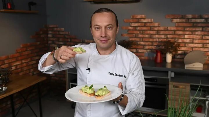Еда с василием емельяненко рецепты все. Василий емельяненко шеф-повар. василий емельяненко повар. василий емельяненко шеф пова. василий емельяненко шеф-повар жена.