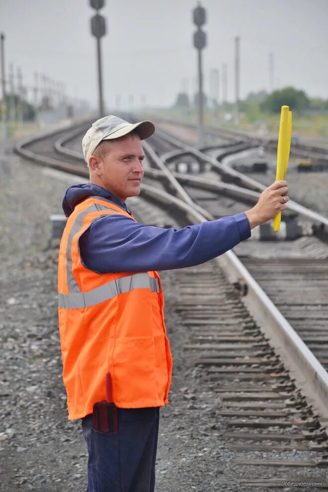 путейцы монтеры. работники железнодорожного транспорта. работа железнодорожника. работники железнодорожного транспорта. монтер пути на железной дороге.