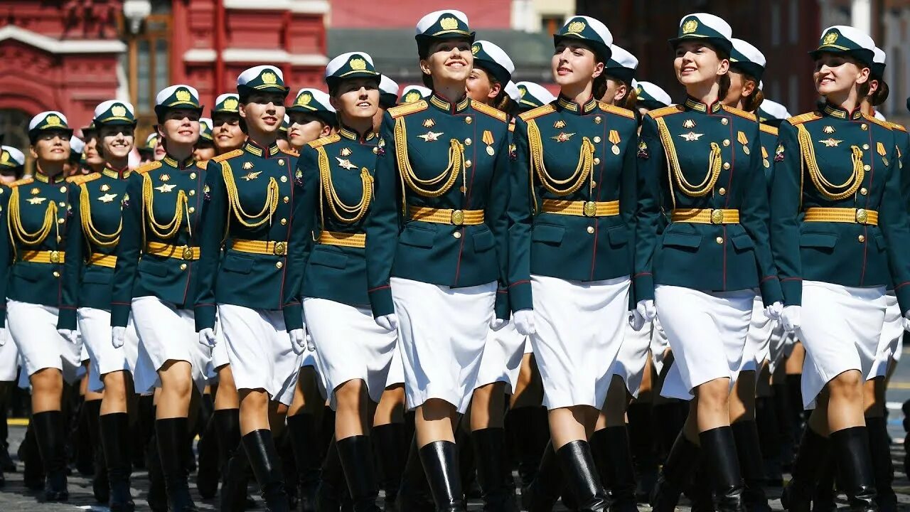 Женщины на параде победы. Женские войска на параде. Женщины военнослужащие на параде. Парад победы 2022 в москве девушки. Девушки на параде.