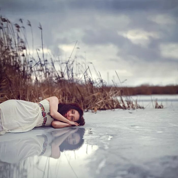 Мужчина эстетика. Лежать подо мной. Под мной или подо мной. Спящие мальчики. Мчится конь подо мной.