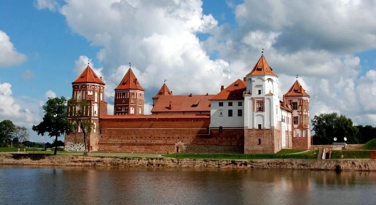 Белоруссия фото. Мирский замок озеро. Примечательности Беларуси замок. Мирский замок Белоруссия кратко. Замки Белоруссии Гродно.