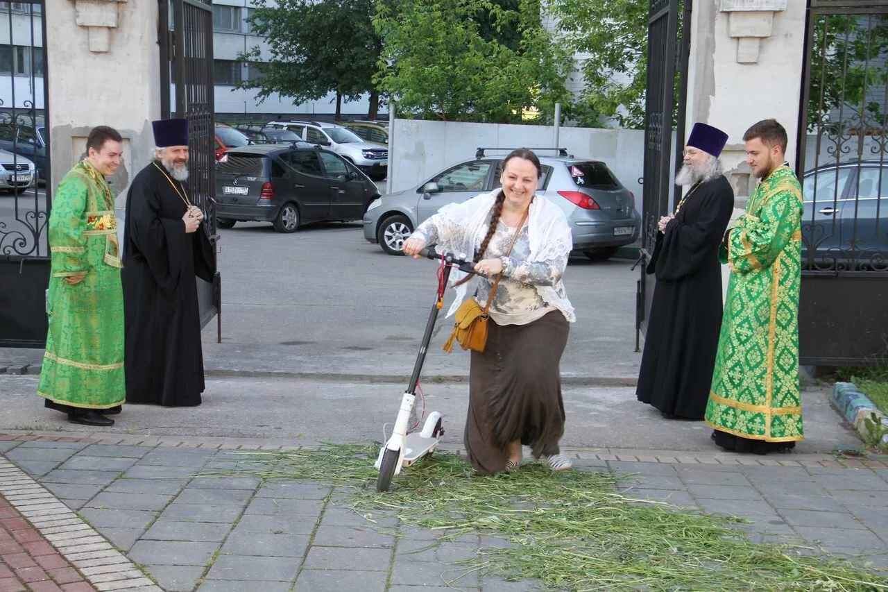 Храм Живоначальной Троицы в старых Черемушках. Троица в Черемушках. Троица в старой Толковке. При храме Живоначальной Троицы в старых Черёмушках 9 мая. Храм киево печерских отцов в черемушках расписание