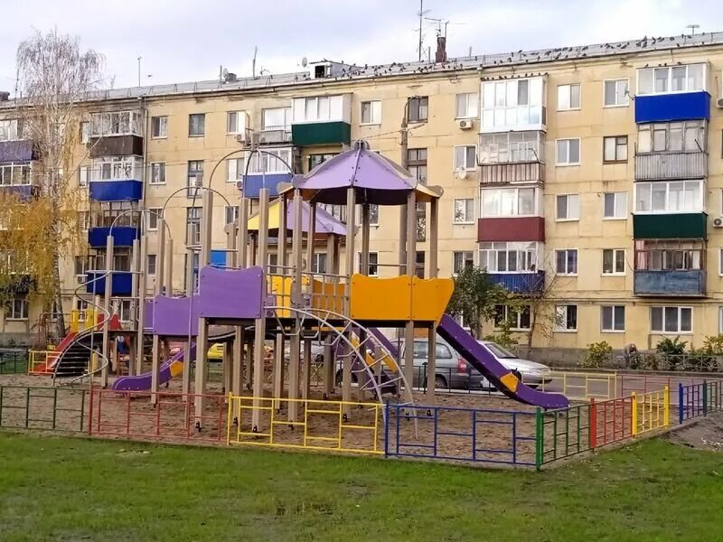 Образцовская сызрань. Сызрань образцовская площадка. детская площадка во дворе многоэтажного. многоэтажный дом. спортивная площадка во дворе многоэтажного дома.