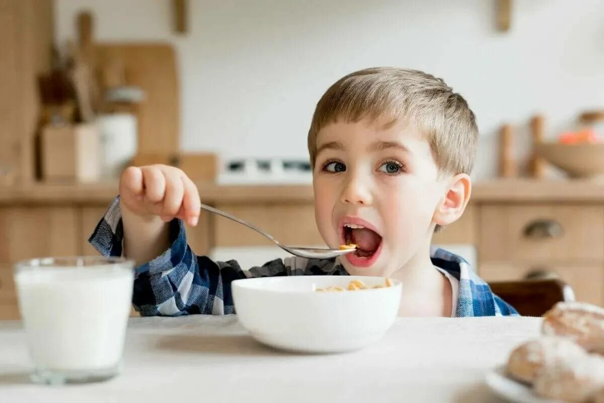 Съесть манную кашу. Ребенок ест кашу. Ребенок завтракает. Кушать кашу. Дети за столом.