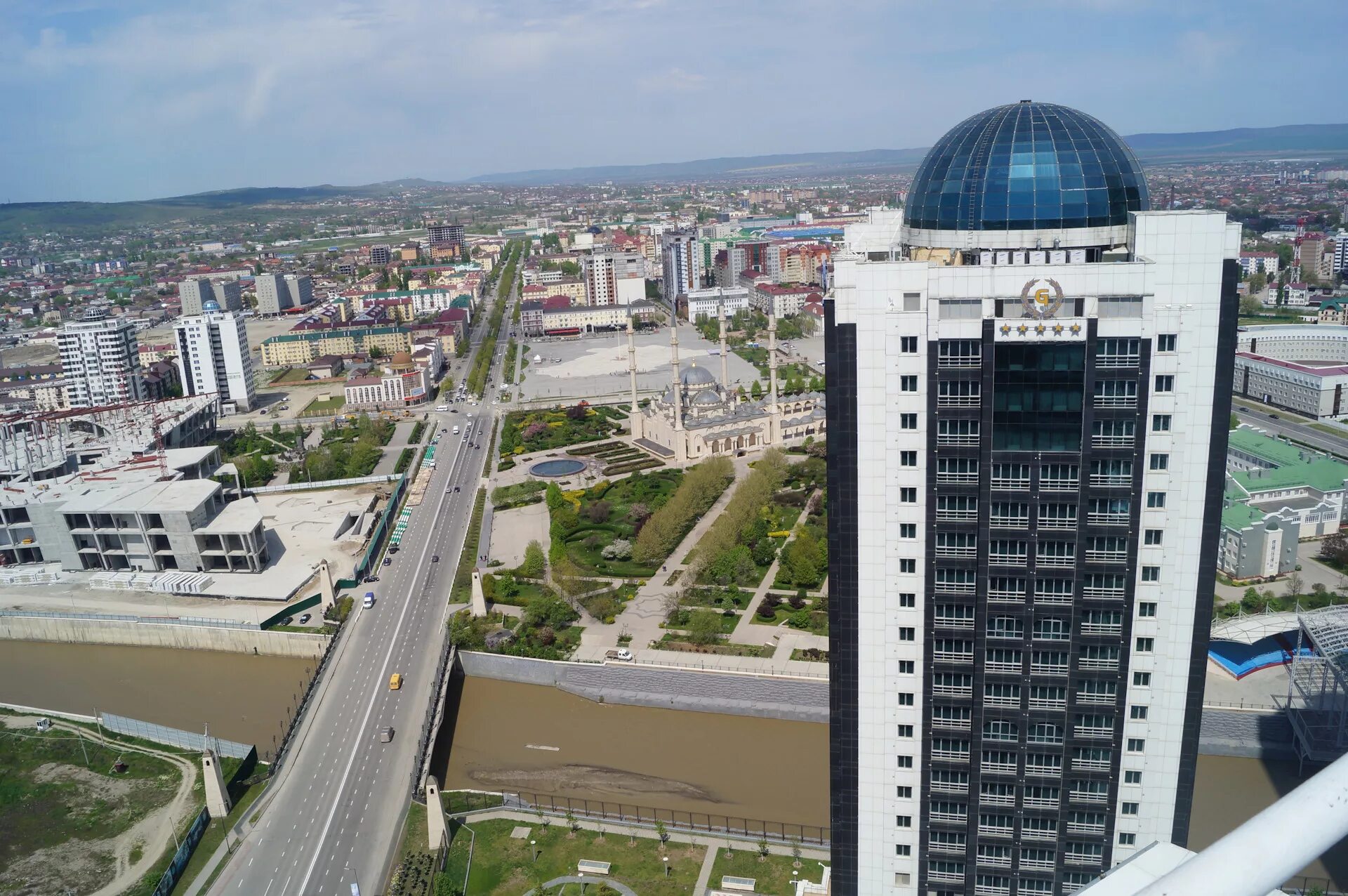 На какой реке грозный 5 букв. Мост Сунжа Грозный. Сунжа Чечня. МСТ Сунжа Грозный. Набережная реки Сунжа Грозный.