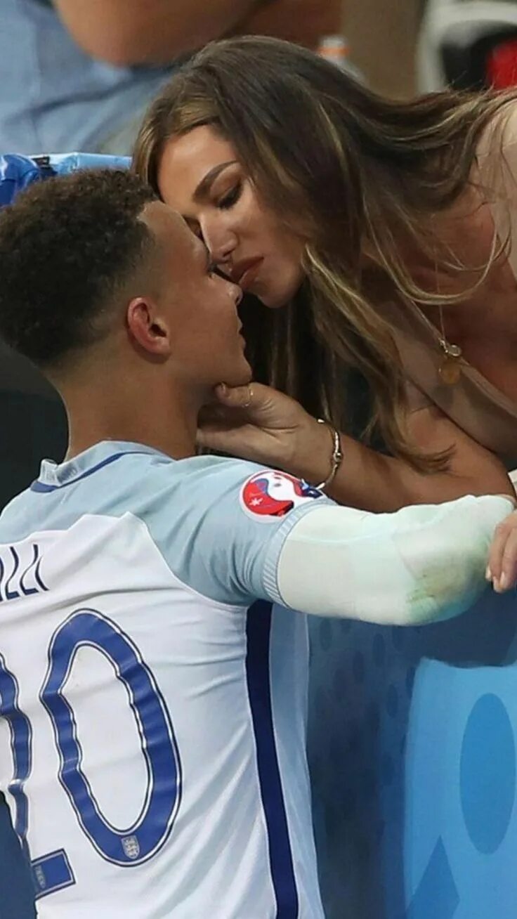 Footballers wife. Footballers wife. Wag в футболе. Девушка роналдо. Лаутаро мартинес и его девушка.