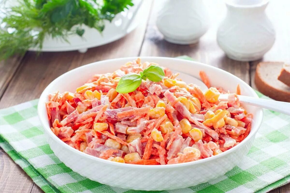 Салат с капустой и колбасой копченой и кукурузой. Салат с копчёной колбасой и кукурузой. Салат с сухариками и кукурузой и колбасой. Салат с кукурузой и сухариками и колбасой и яйцами. Салат с колбасой сыром и кукурузой.