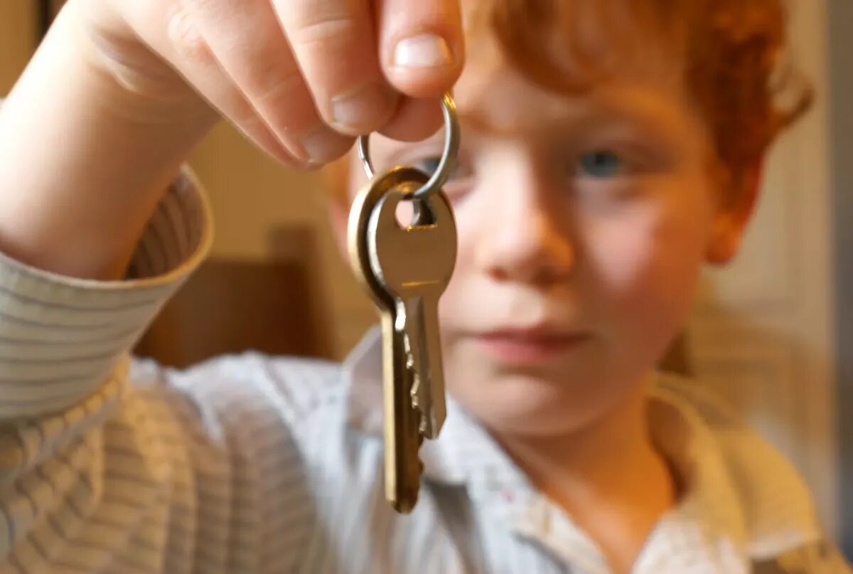Ребенок с ключами от квартиры. Ключ для детей. Человек с ключом. Мальчик с ключом.
