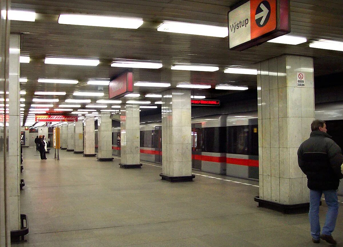 Станция метро московская в праге. Станция пражская. Метро пражская сегодня. Станция метро пражская. Станция метро пражская.