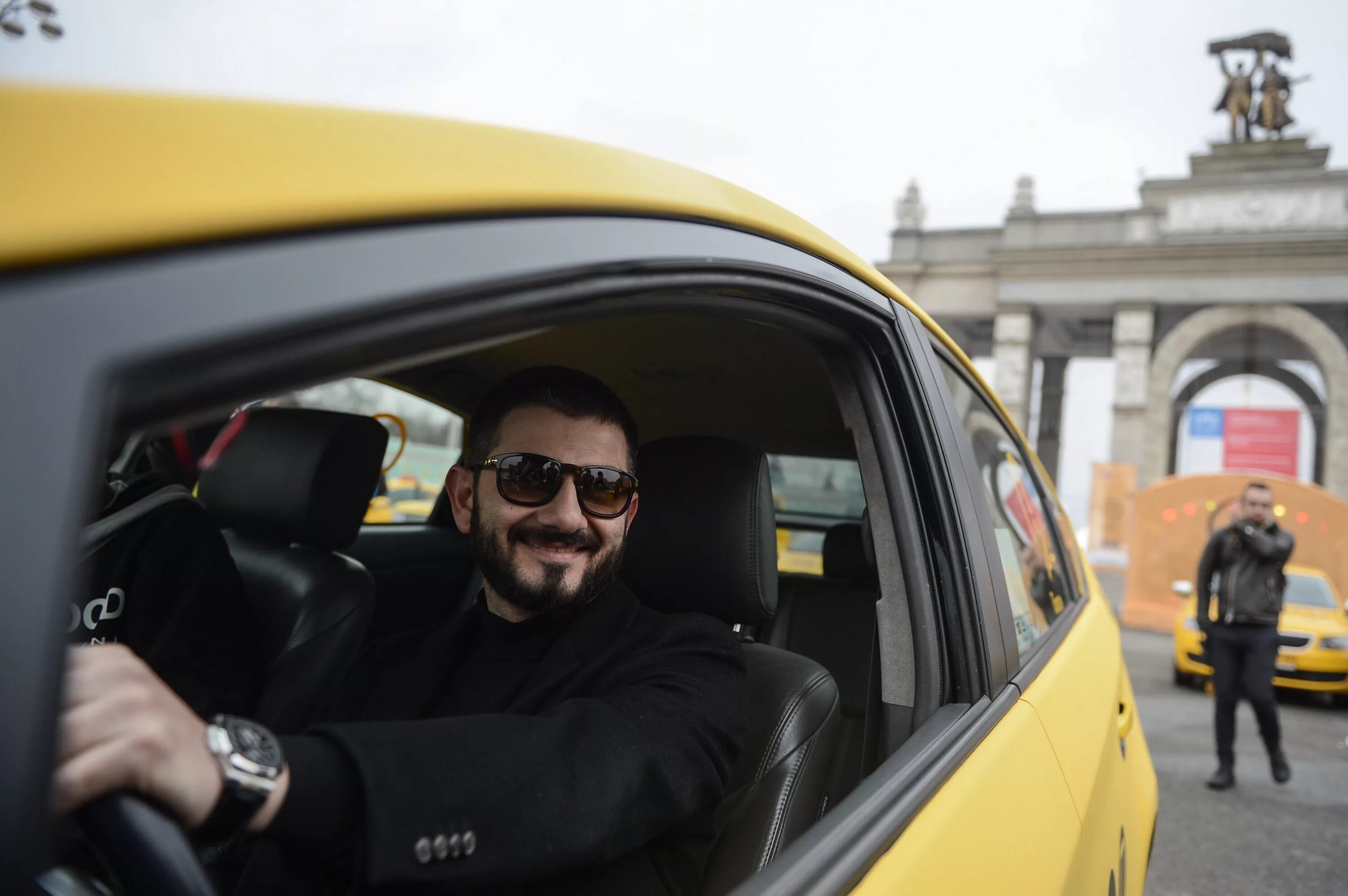 Миша Галустян таксист. Водитель такси. Водитель такси на своем автомобиле