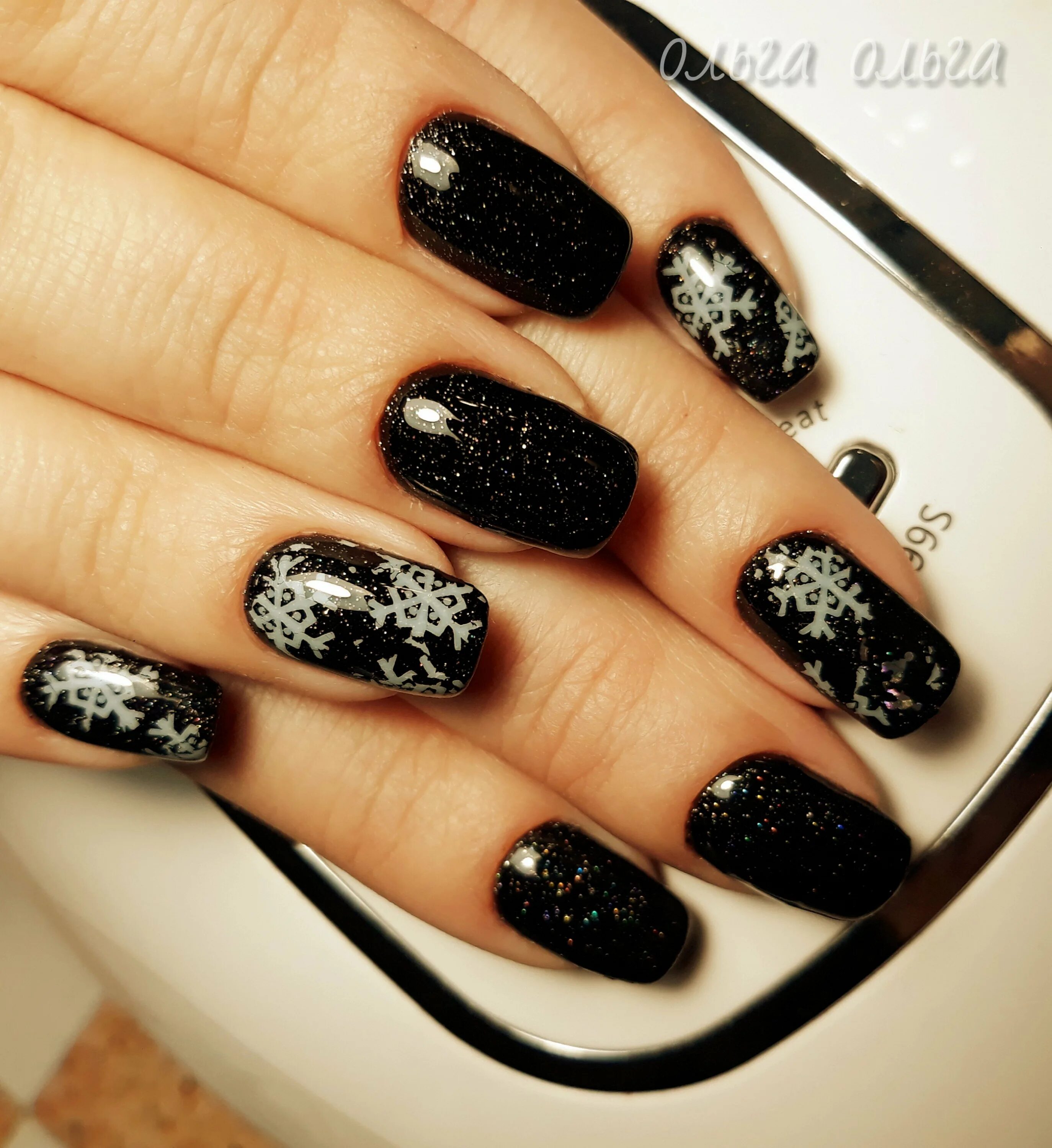 маникюр на короткие ногти черный с блестками. дизайн ногтей 2023. стильный черный маникюр. маникюр черный с серебром. черный маникюр.