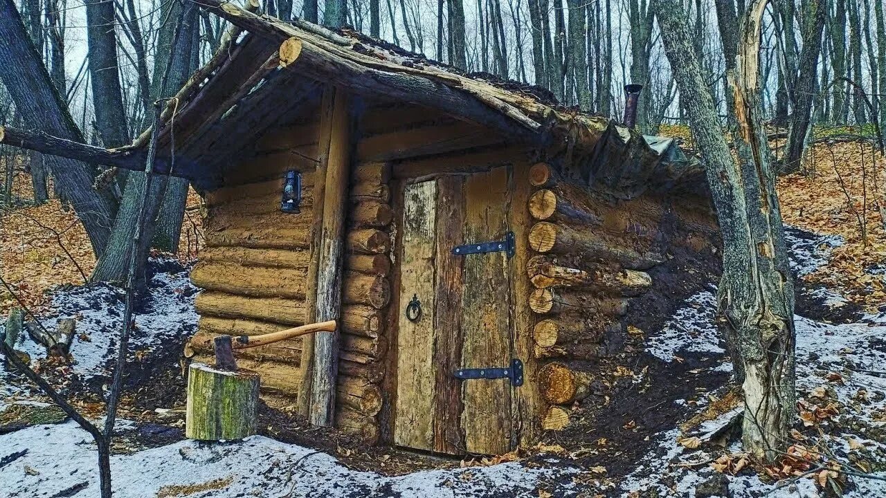 Землянка оптимиста. Лесной домик из валежника. Землянка в лесу. Уютная землянка. Уютная землянка в лесу.