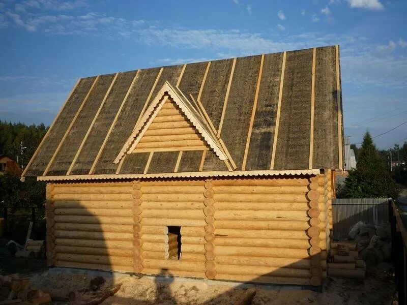 Кровля сарая рубероидом. Покрыть дом рубероидом. Рубероид для крыши. Кровля из рубероида. Покрыть дом рубероидом.