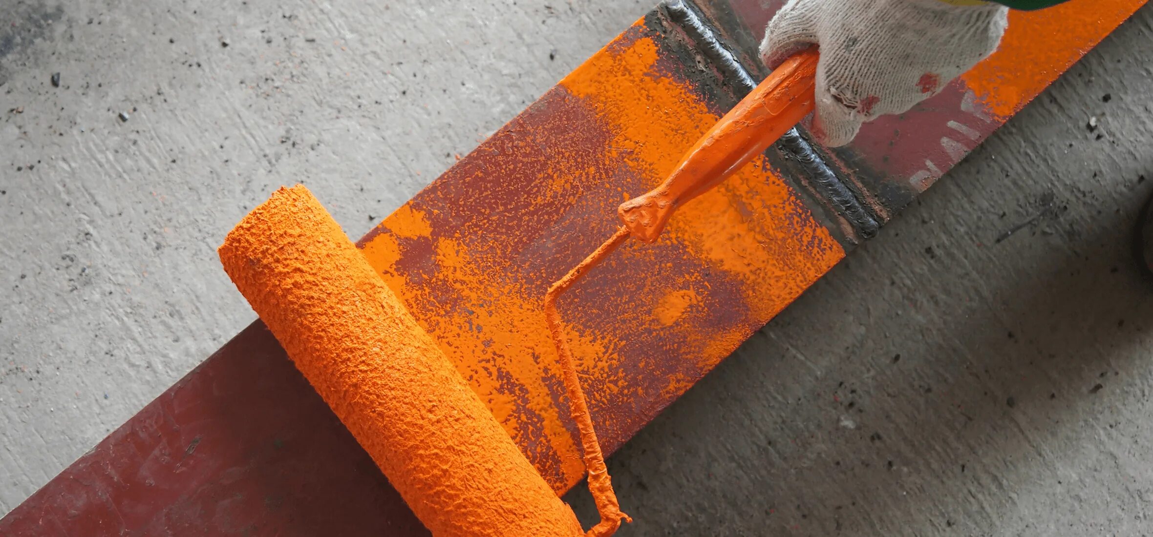 Резиновая краска перед покраской грунтуют. Красить по ржавчине. покраска металла по ржавчине. коррозия порошкового покрытия. обработка кисточкой металла раствором.