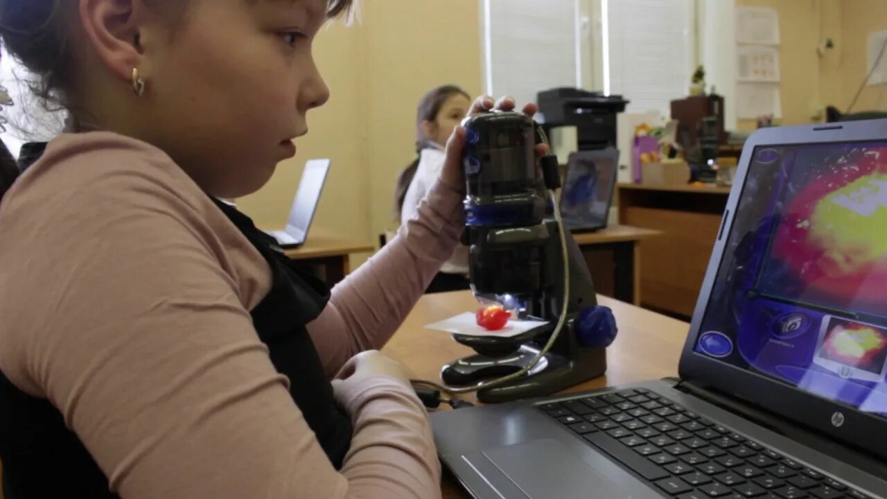 Микроскоп в школе. Микроскоп в школе. Микроскоп юный ученый. Какой микроскоп в школе. Микроскоп для детей.