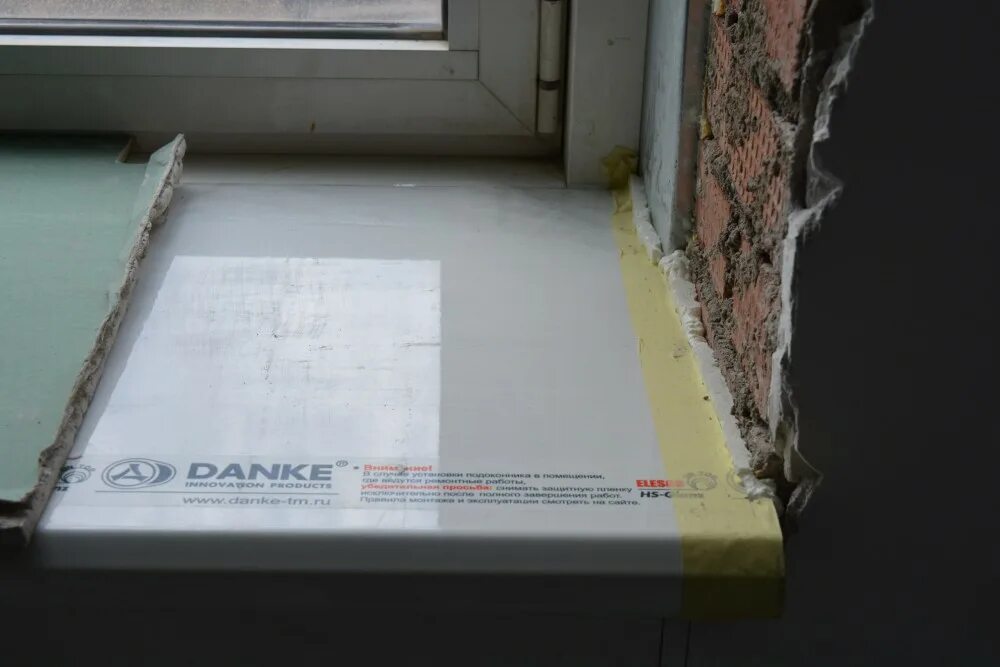 монтаж окна и подоконника. откос оконный квин белый 150. монтаж подоконника. откосы для пластиковых окон. монтаж пластиковых откосов подоконников.