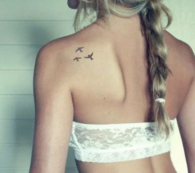 Интересные тату для девушек. Тату для девушек. Смысл тату девушки. Медуза горгона чикано. Ловец снов тату на ребрах.