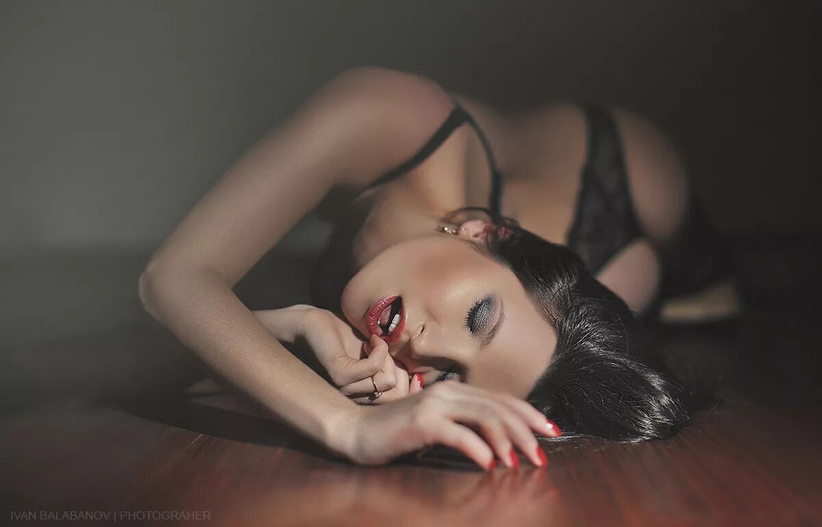 Женщина флиртует с мужчиной. Нежная девушка. Соблазн девушки. Девушка флиртует. Соблазн девушки.