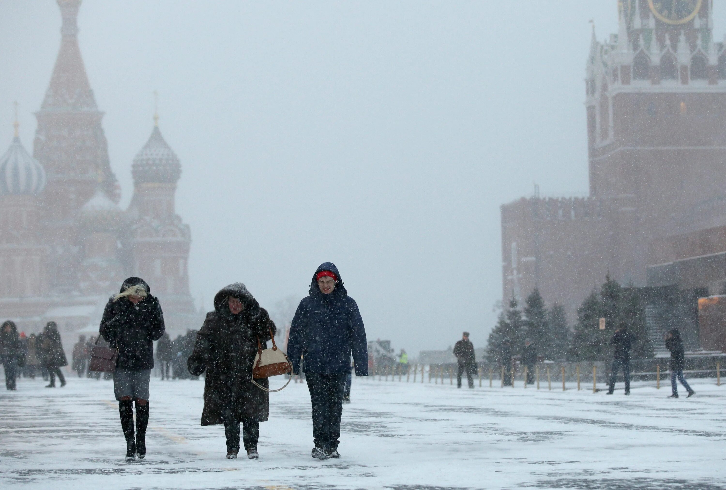 Сильный мороз в москве. Похолодание в Москве. Москва сильный Мороз снегопад. Москва зима люди.