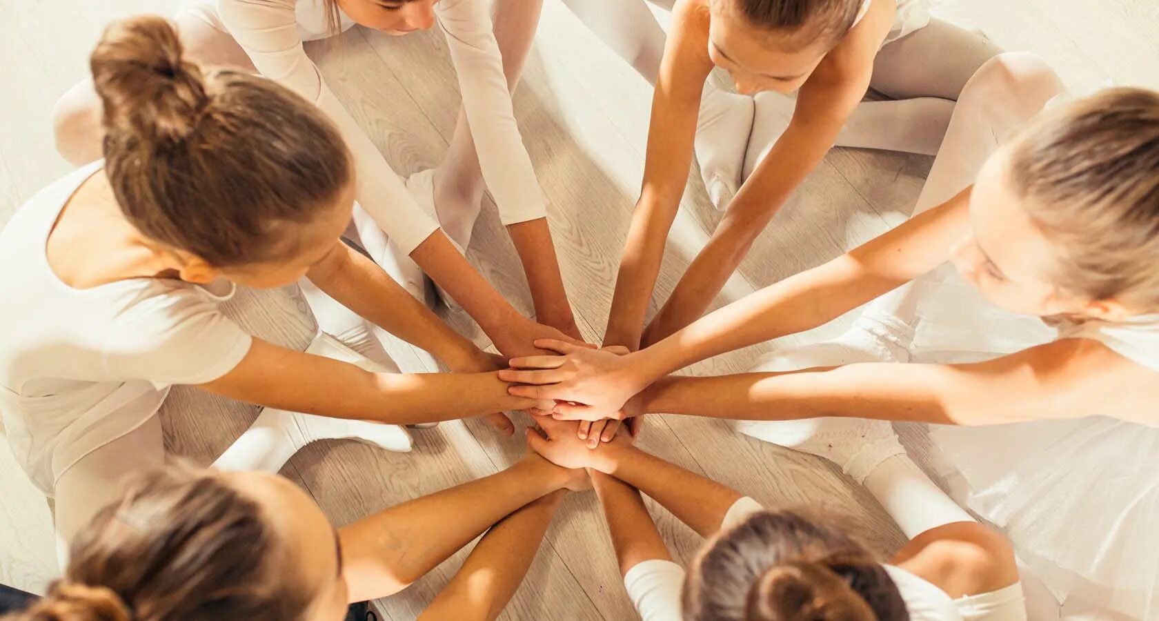 Дружные дети. Дети в кругу соединив руки. Детские ладони вместе. Руки соединены вместе. Детские руки дружба.