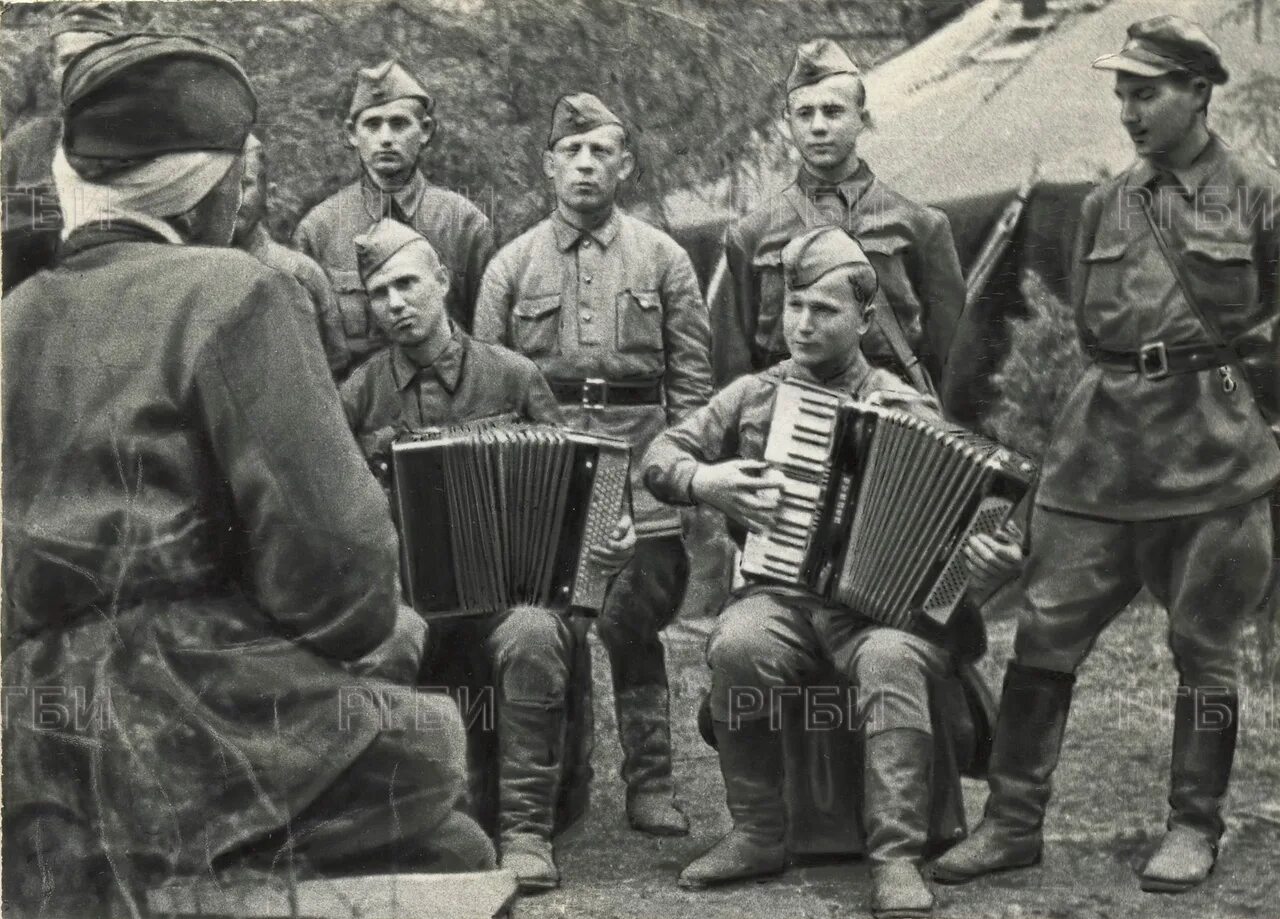 Сборник военных лет слушать. Гармонь Великой Отечественной войны 1941-1945. Тальяночка - Тальяночка. Солдат с гармонью. Гармонь на фронте.