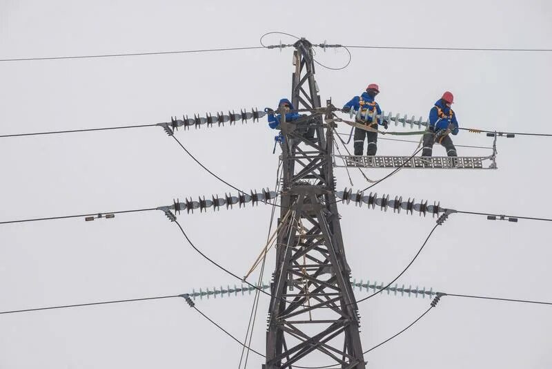 13 сентября энергетика. Главный энергетик рисунок. Electricity export. Линии электропередач. Электрические опоры.