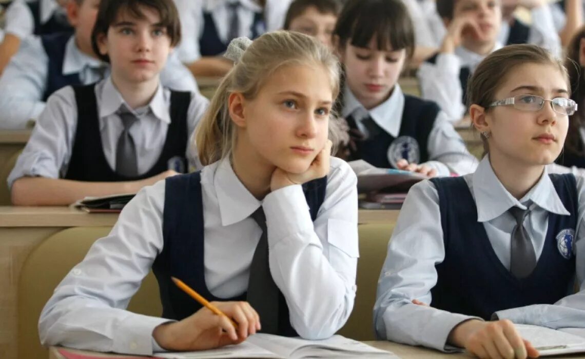 8 класс картинки девочки. Школьники за партой. класс с учениками. ученики в школе. старшеклассники в школе.