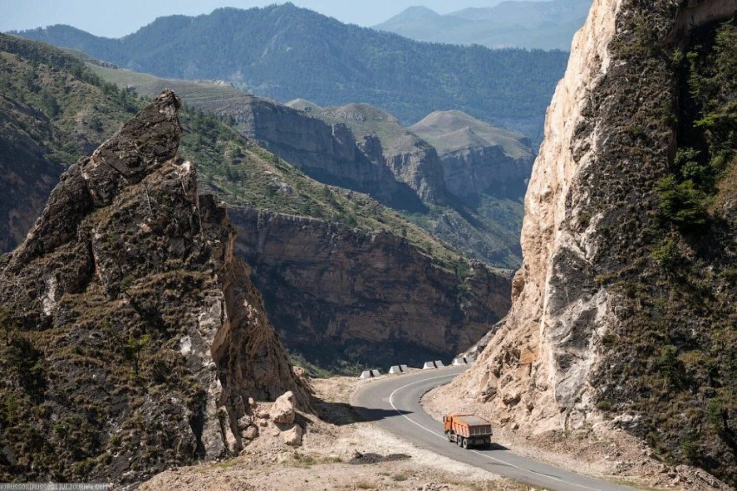 Горный серпантин Дагестан. Дорога в горах Дагестана. Серпантин горный аул Дагестан. Горная дорога Таджикистана.