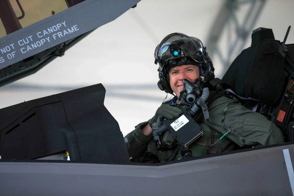 Передний пилот. F-35b pilot. ф 35 пилот. f-35 lightning ii pilot suit. шлем пилота ф 35.