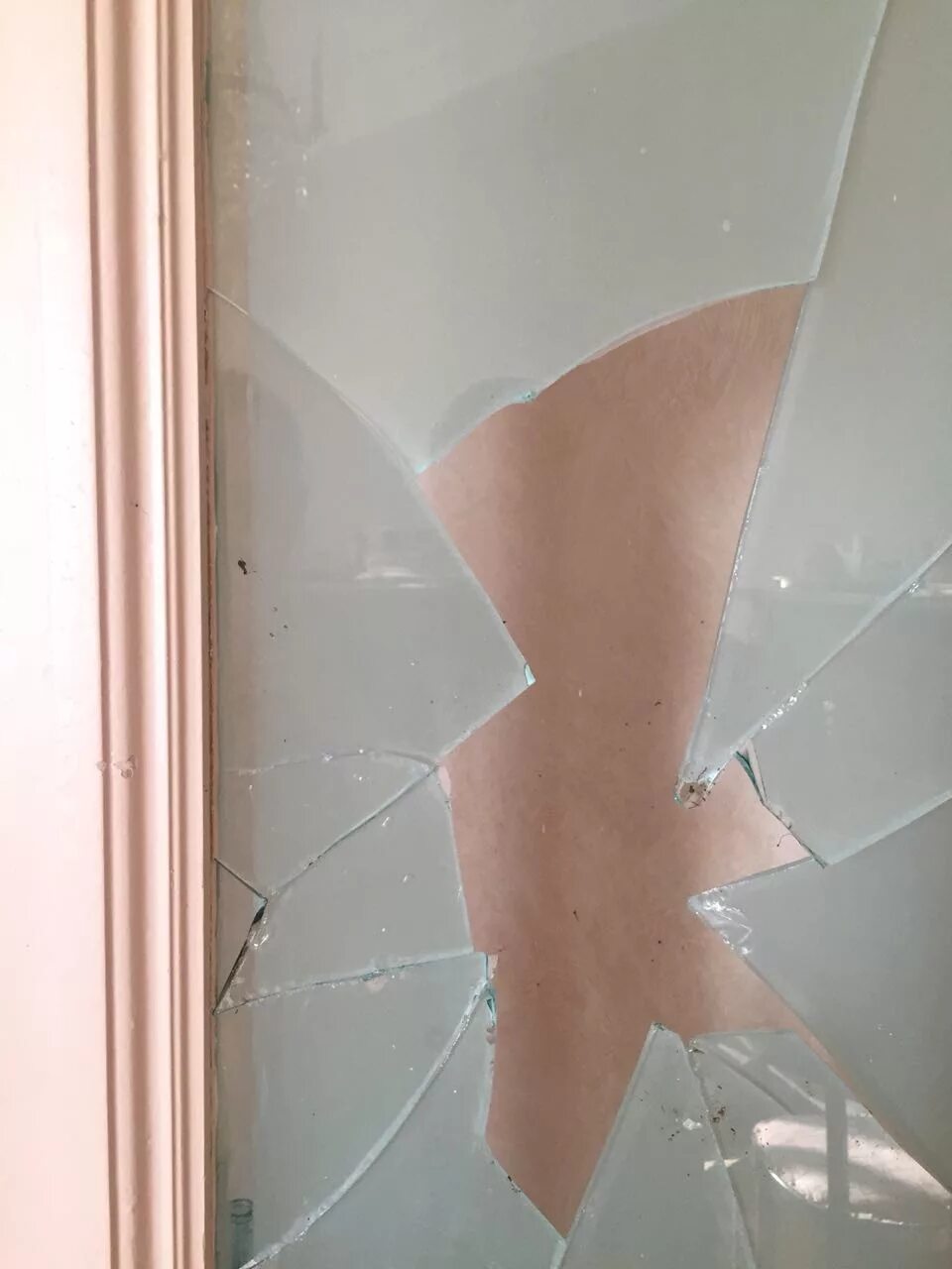 Разбили стекло на двери. Разбитое стекло в двери. Разбитое стекло в межкомнатной двери. Разбитая межкомнатная дверь. Сломанное стекло в двери.