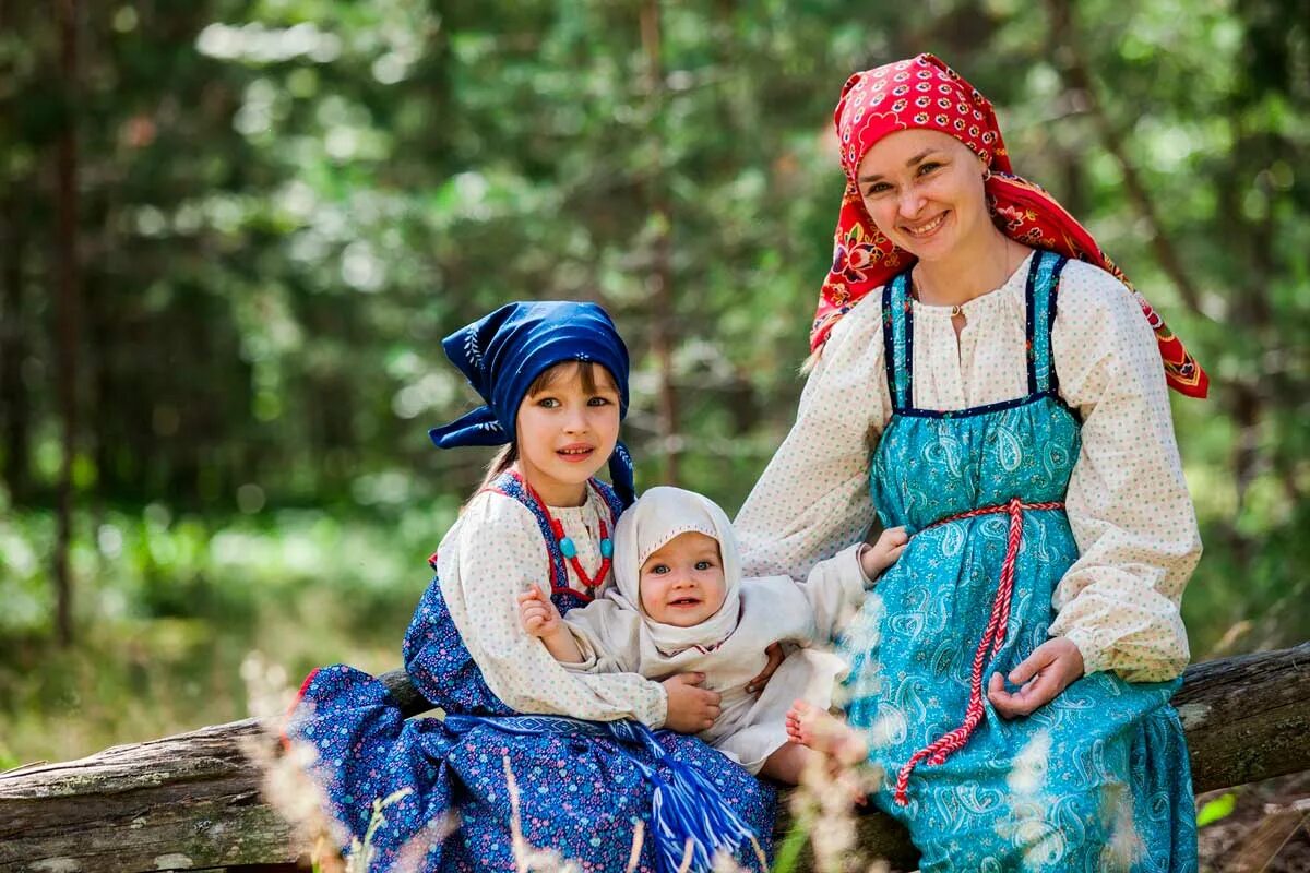 Дети в национальных кос.Мах. Дети в национальных костюмах. Русский народный костюм семья. Мама с ребенком в русско народном костюме.